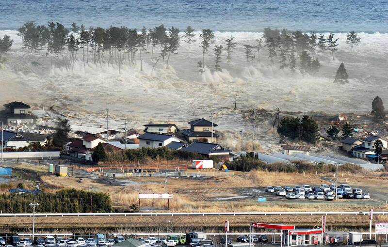 2011年日本311大地震所掀起的海啸，对住宅区造成严重破坏。图为当时宫城县名取市的状况。